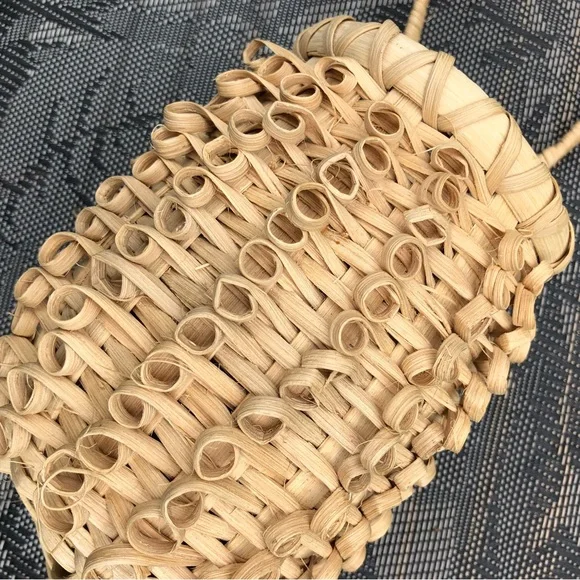 Vintage Handmade & Artist Signed Ornate Woven Pineapple Welcome Basket - Picture 7 of 7